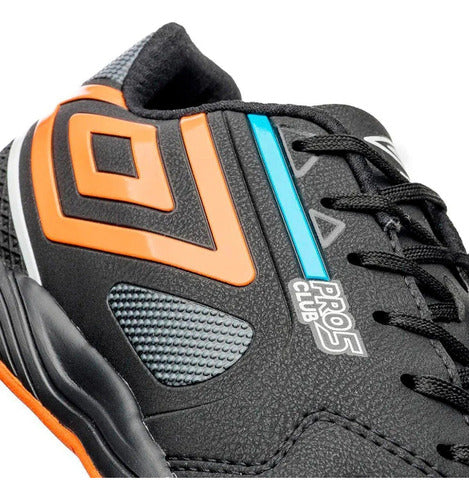 Chuteira Futsal Umbro Pro 5 Jr Preto Laranja Azul 2024