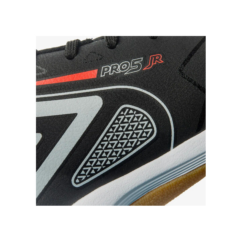 Chuteira Futsal Umbro Pro 5 Jr Preto Branco Coral 2024