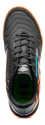 Chuteira Futsal Umbro Pro 5 Jr Preto Laranja Azul 2024